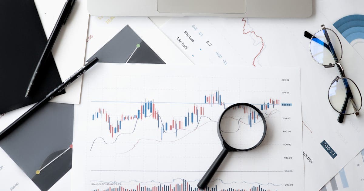 Grafy a data na monitoru - burzovní obchodování